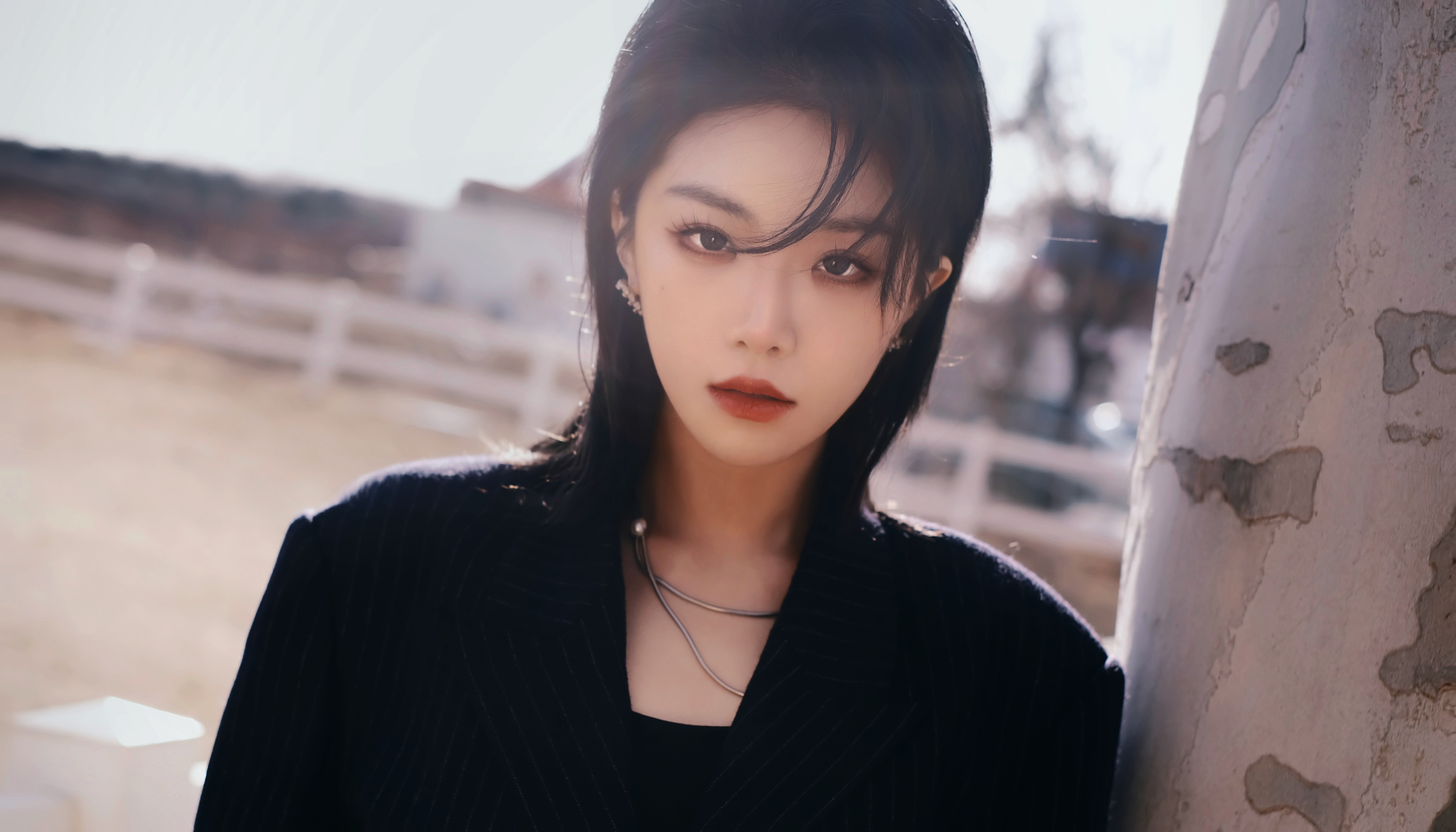 喻言狼尾头烟熏妆限定皮肤造型惊艳,冷面御姐骑马写真气场全开