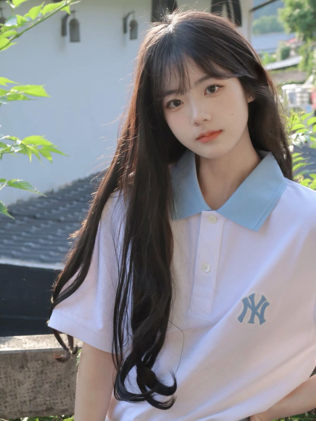 高中生模样的美女,半袖t恤衬衫搭配短裙,流露出一抹清纯气息