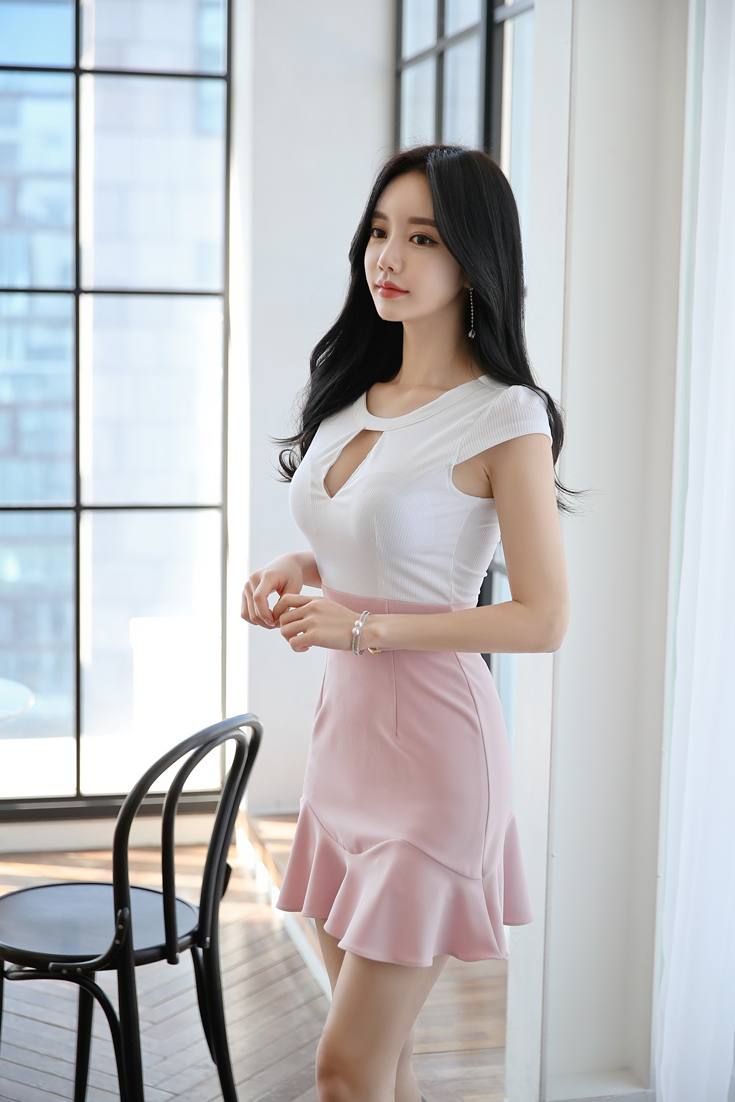 女神珠珠:第40期时尚穿搭粉嫩中空恬静人鱼裙