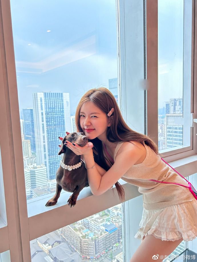 组图:赵露思晒九宫格日常随拍 捧小狗脸俏皮摆拍元气十足