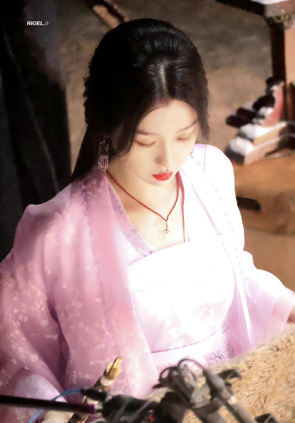 组图:虞书欣新剧《云之羽》新剧透曝光 粉衣红唇肤如凝脂