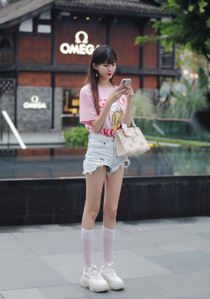 比老外还敢穿!热裤直接短到大腿根,为显腿长拼了