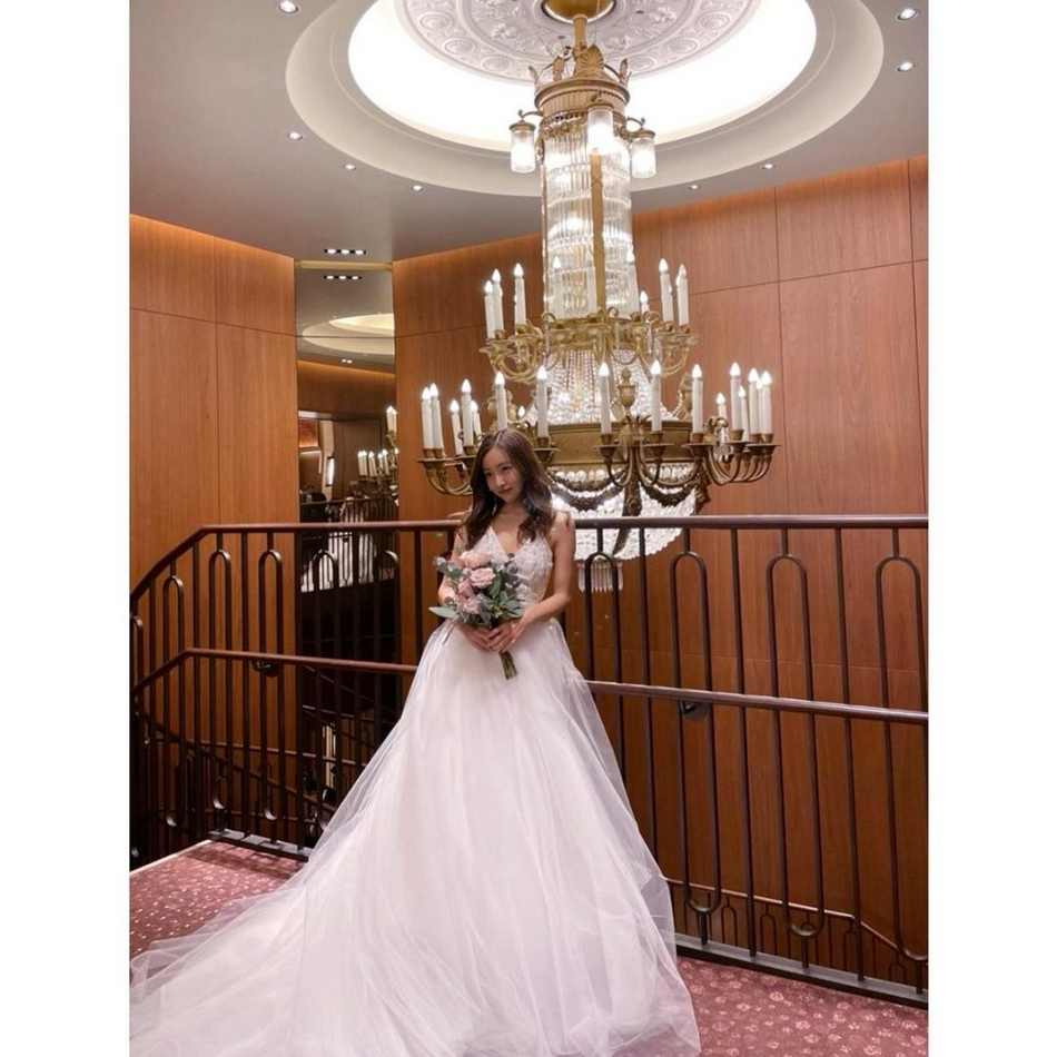 组图:板野友美sns分享结婚典礼照片 穿白色婚纱粉丝赞绝美