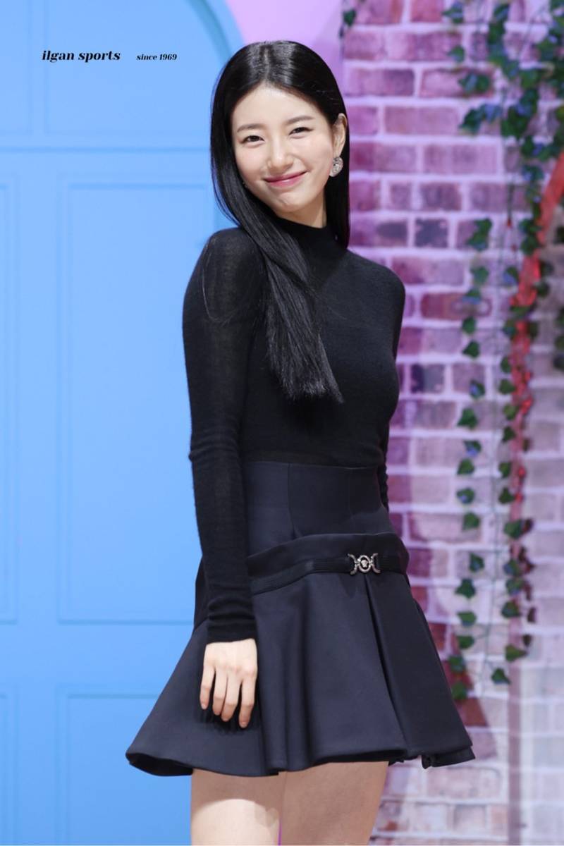 组图:裴秀智近照曲线婀娜腰肢纤细 花式比心古灵精怪