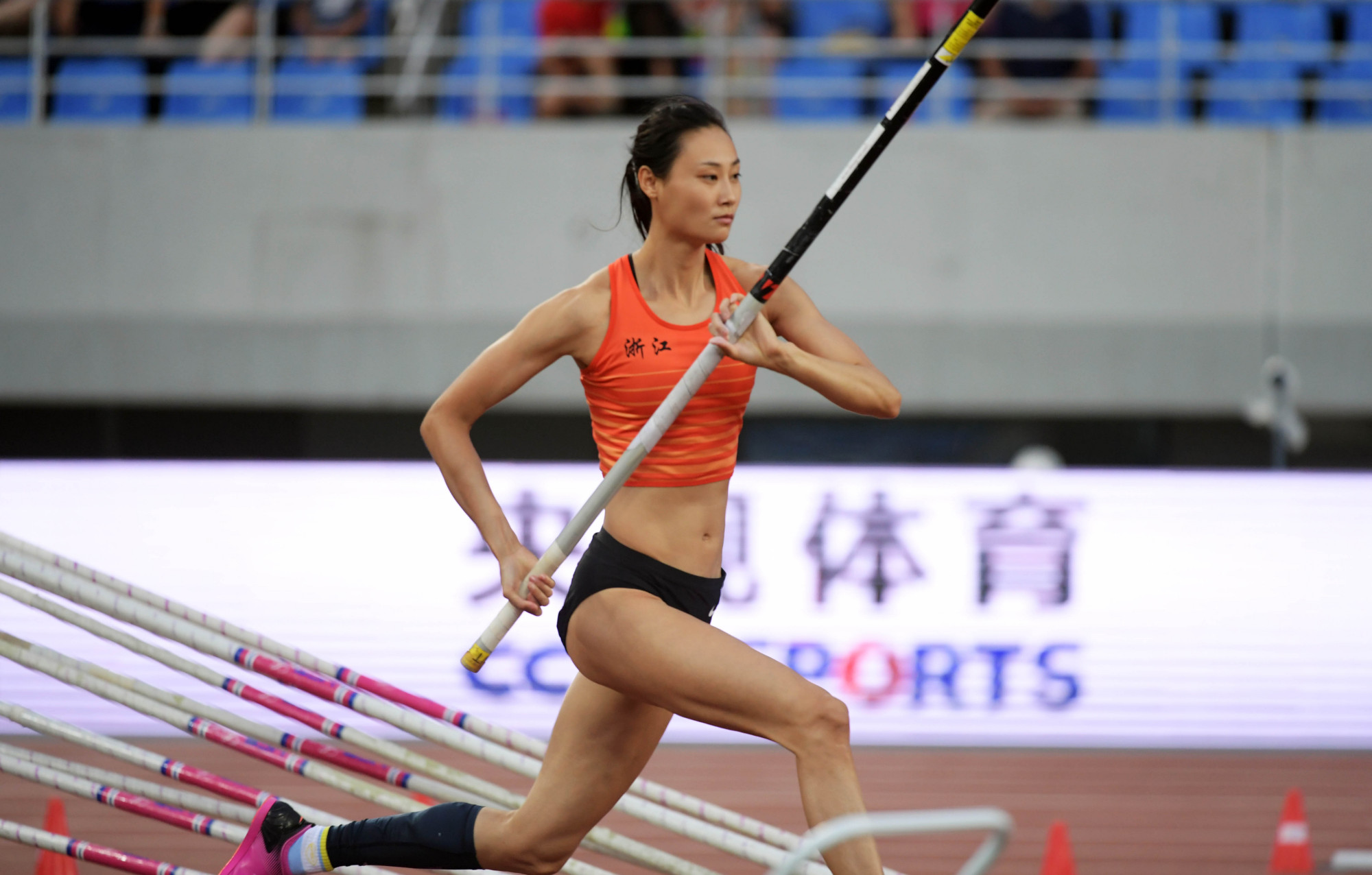 她是中国田径队女神,她身高1.86,她是中国撑杆跳的希望!