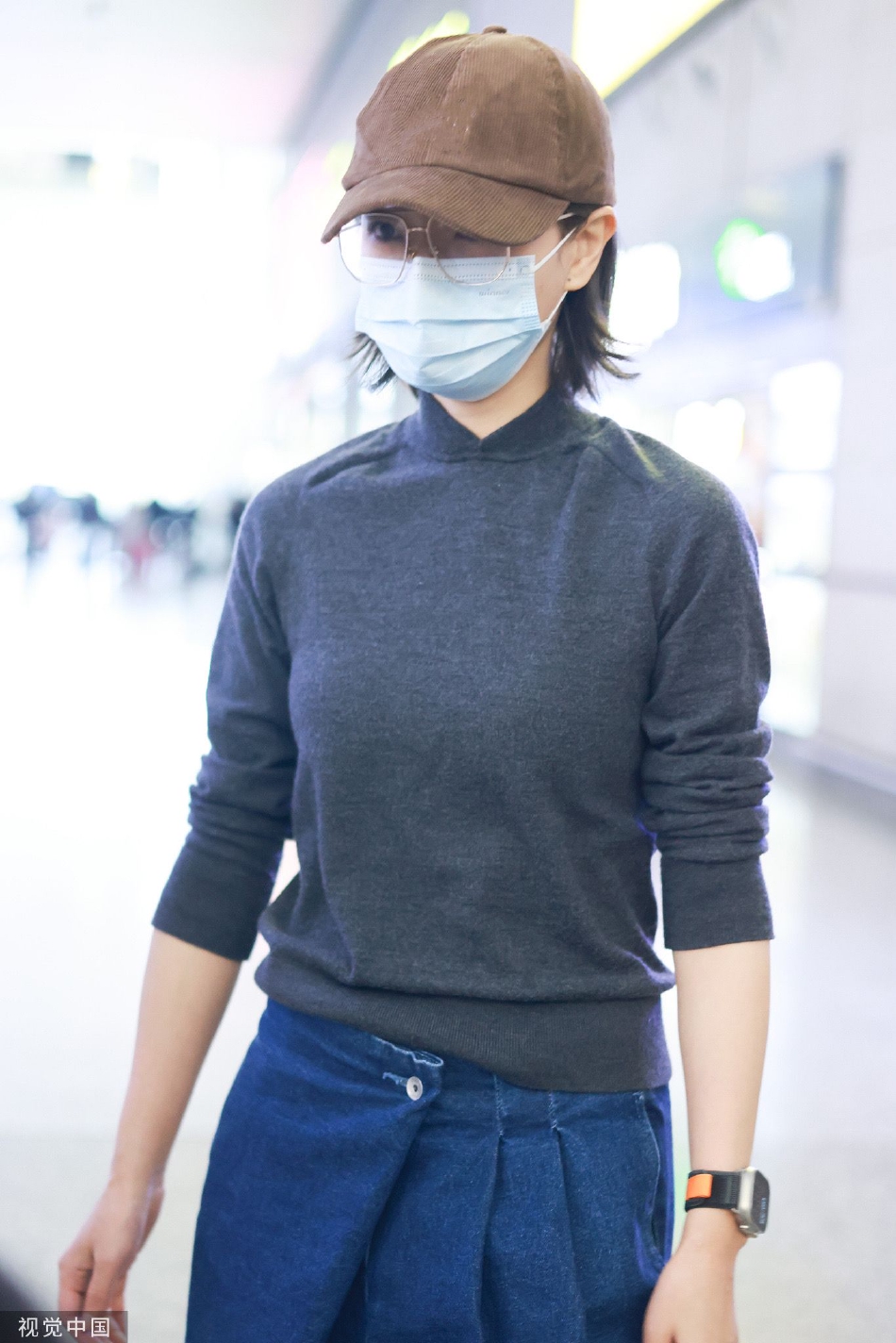 组图:万茜身穿休闲装现身机场 针织衫搭配牛仔裤低调时尚