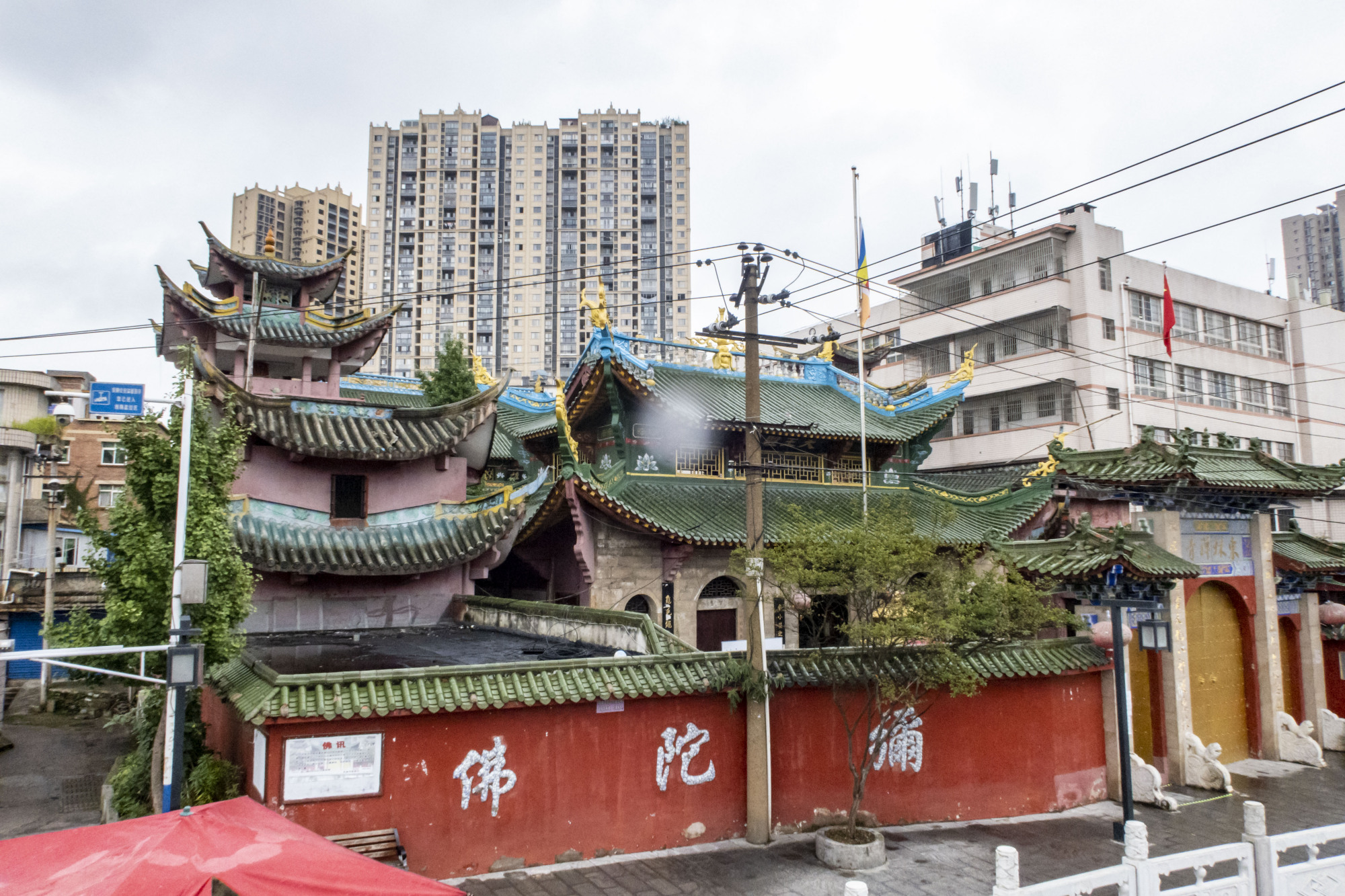 安顺东林寺,一座建筑很有特色的佛寺,香火也旺
