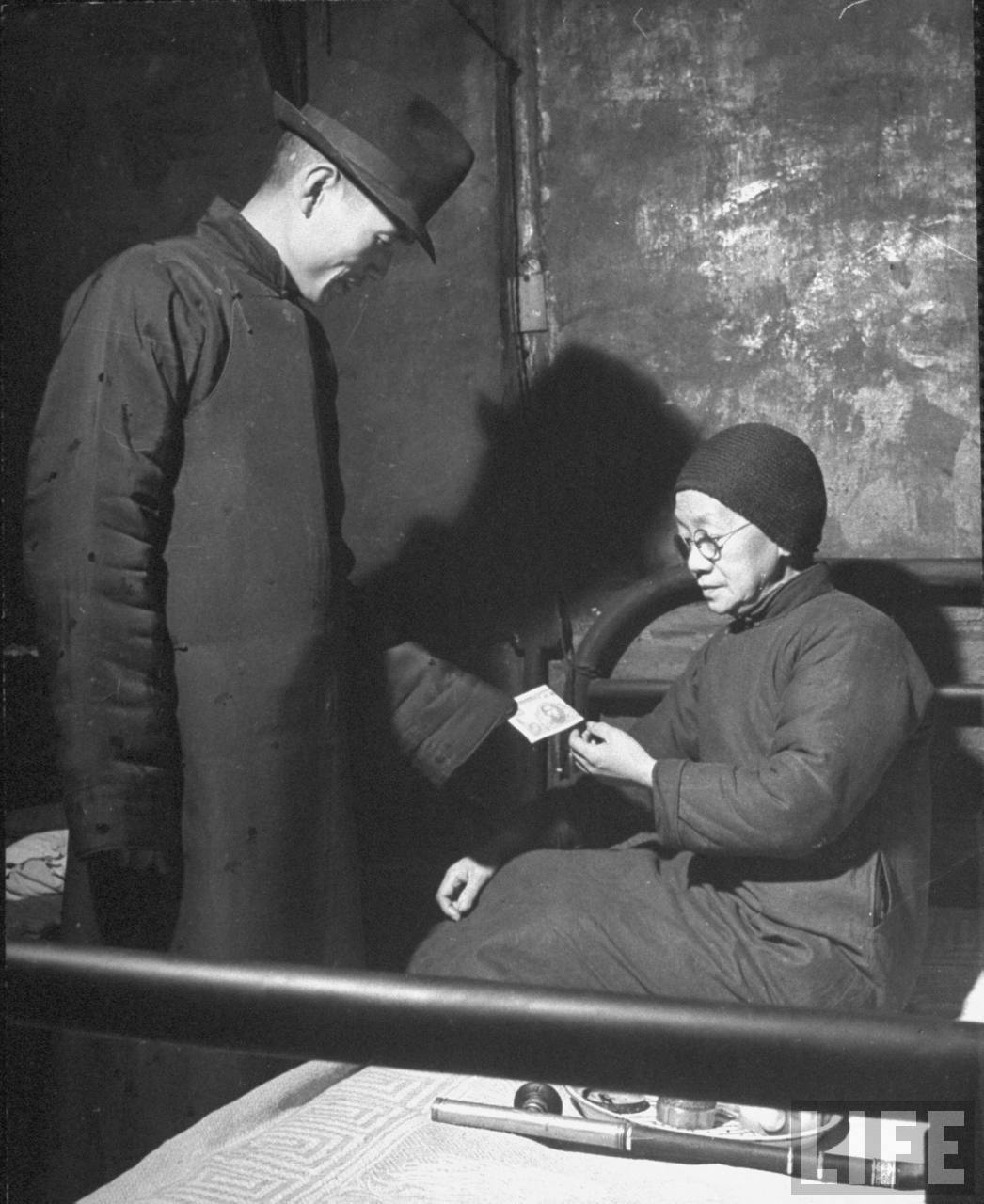 民国上海烟馆旧影,喷云吐雾醉生梦死