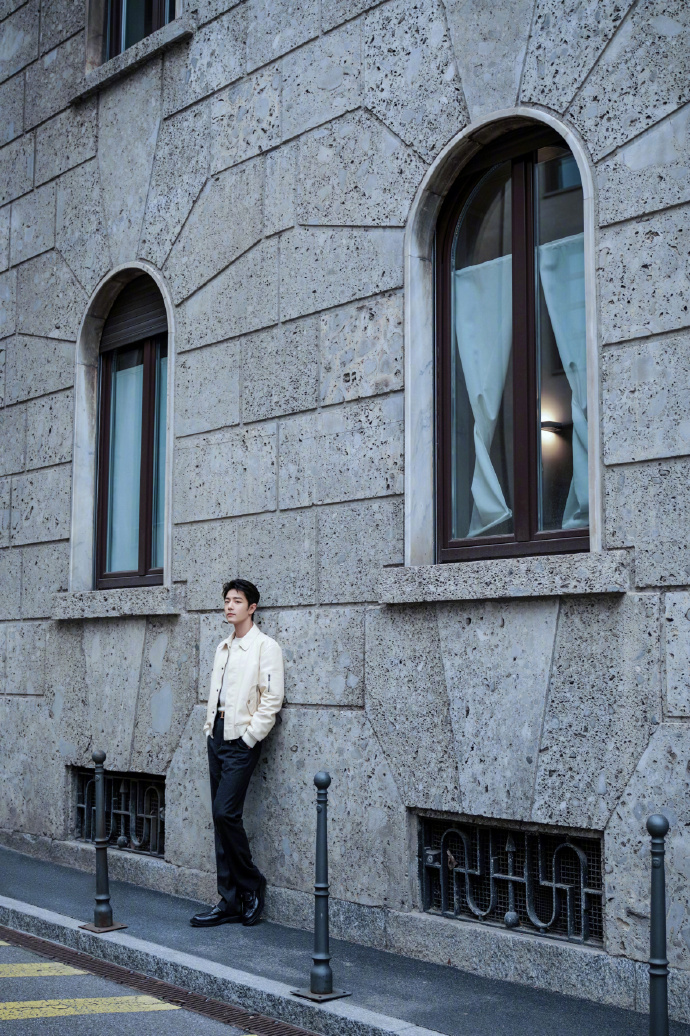 肖战米兰街拍简约廓形米色夹克质感黑色裤子随性绅士姿态