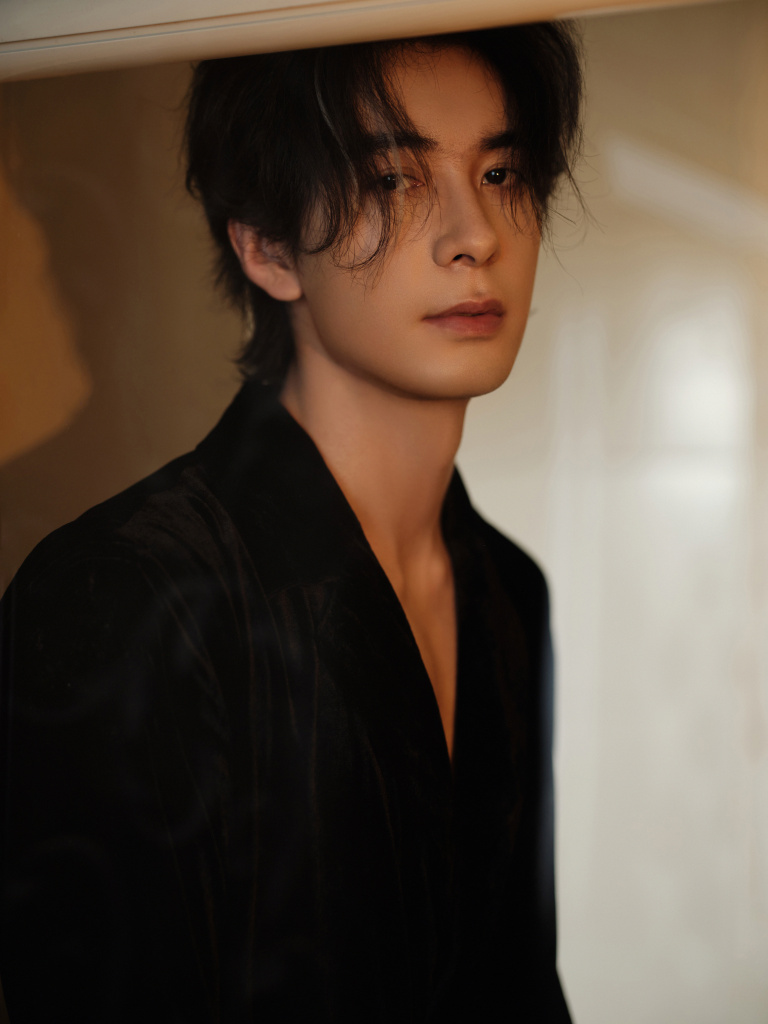 陈星旭黑色丝绒西装造型写真 儒雅帅气似忧郁王子