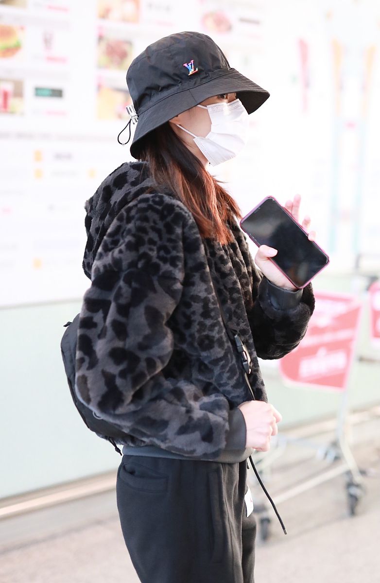 钟楚曦街拍:aj豹纹羊羔毛帽衫搭配运动裤街头范儿