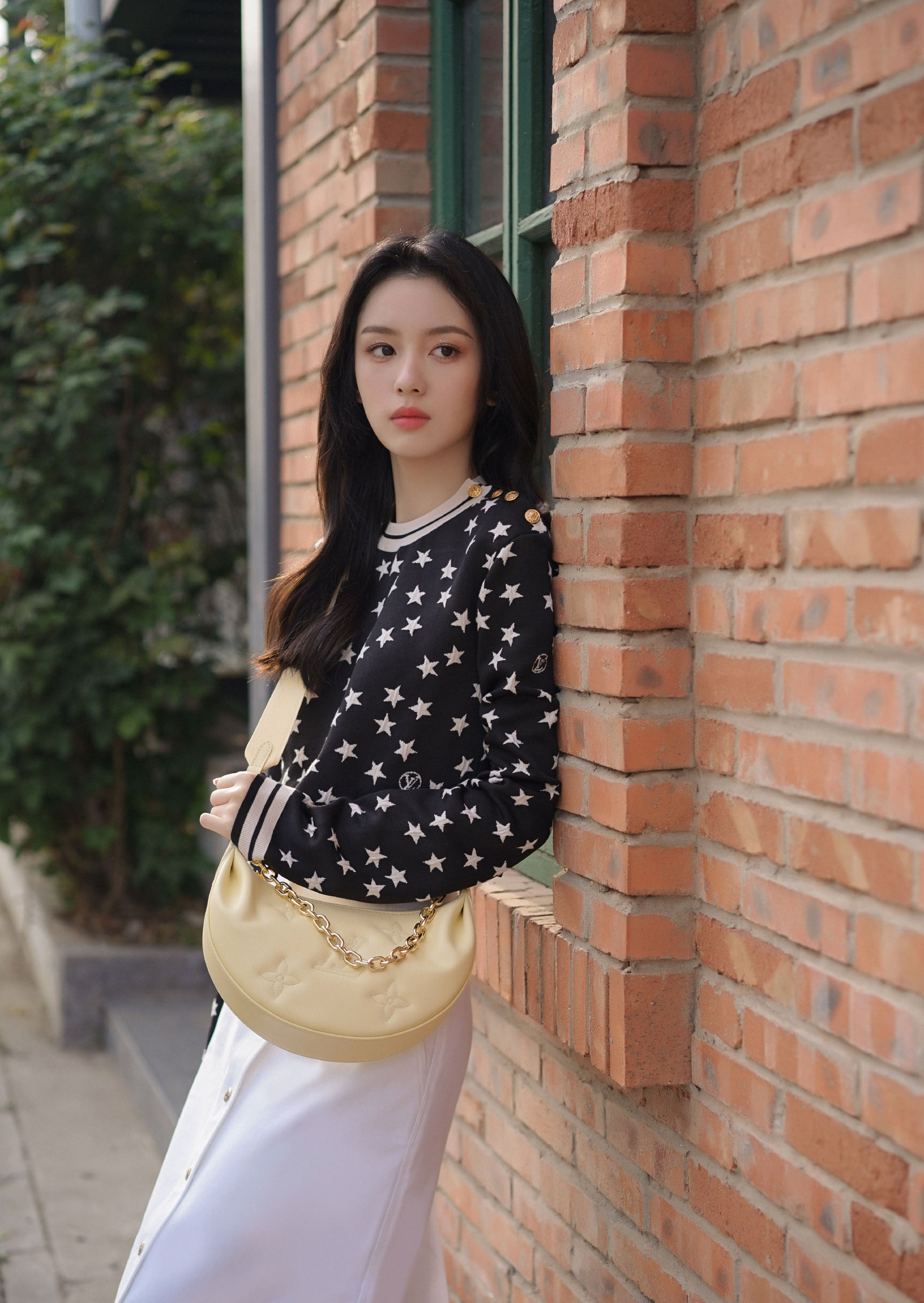 周也小红唇街拍,气质拿捏得死死的