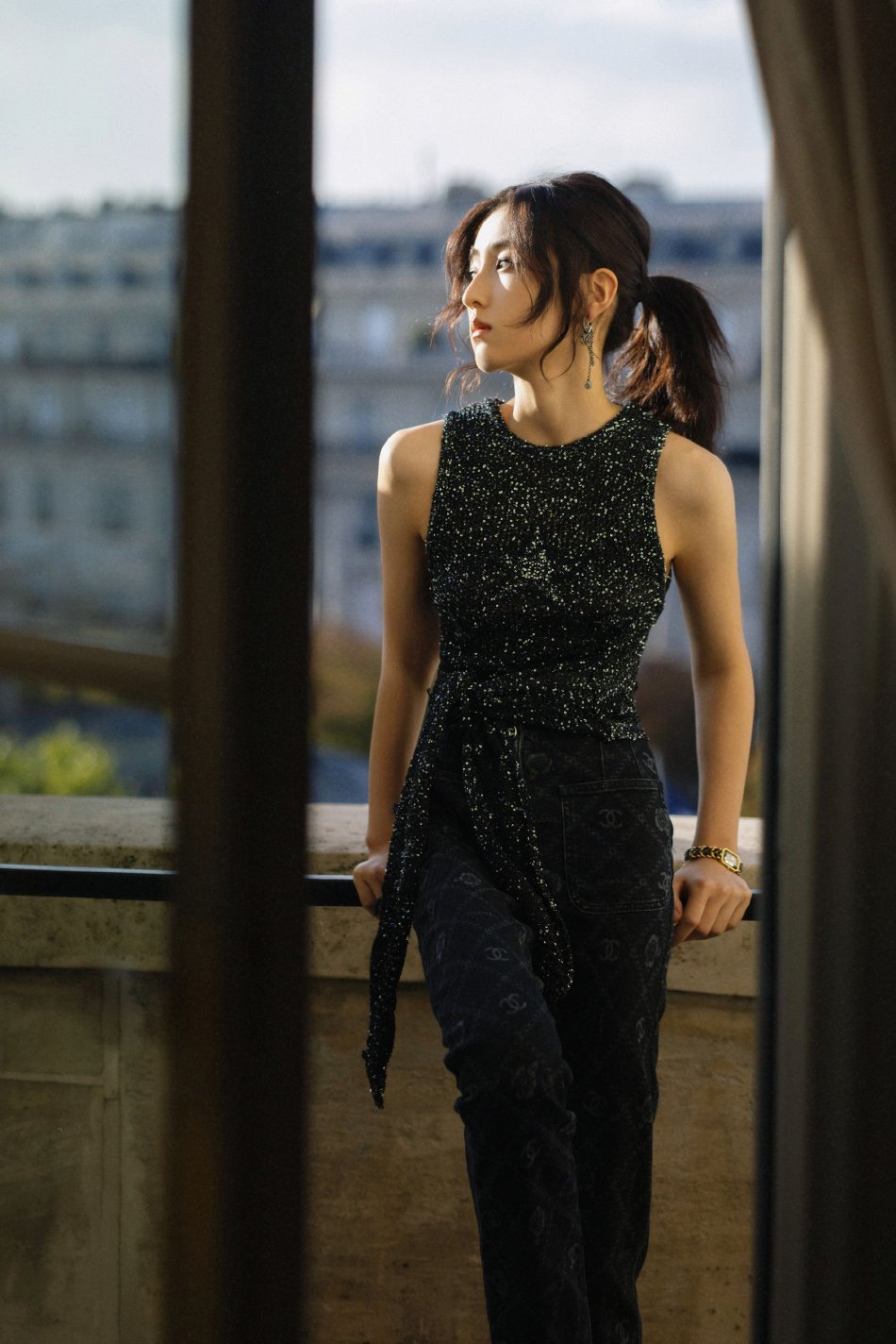 组图:张子枫慵懒法式风写真释出 着简约无袖上衣搭裤装彰显气质