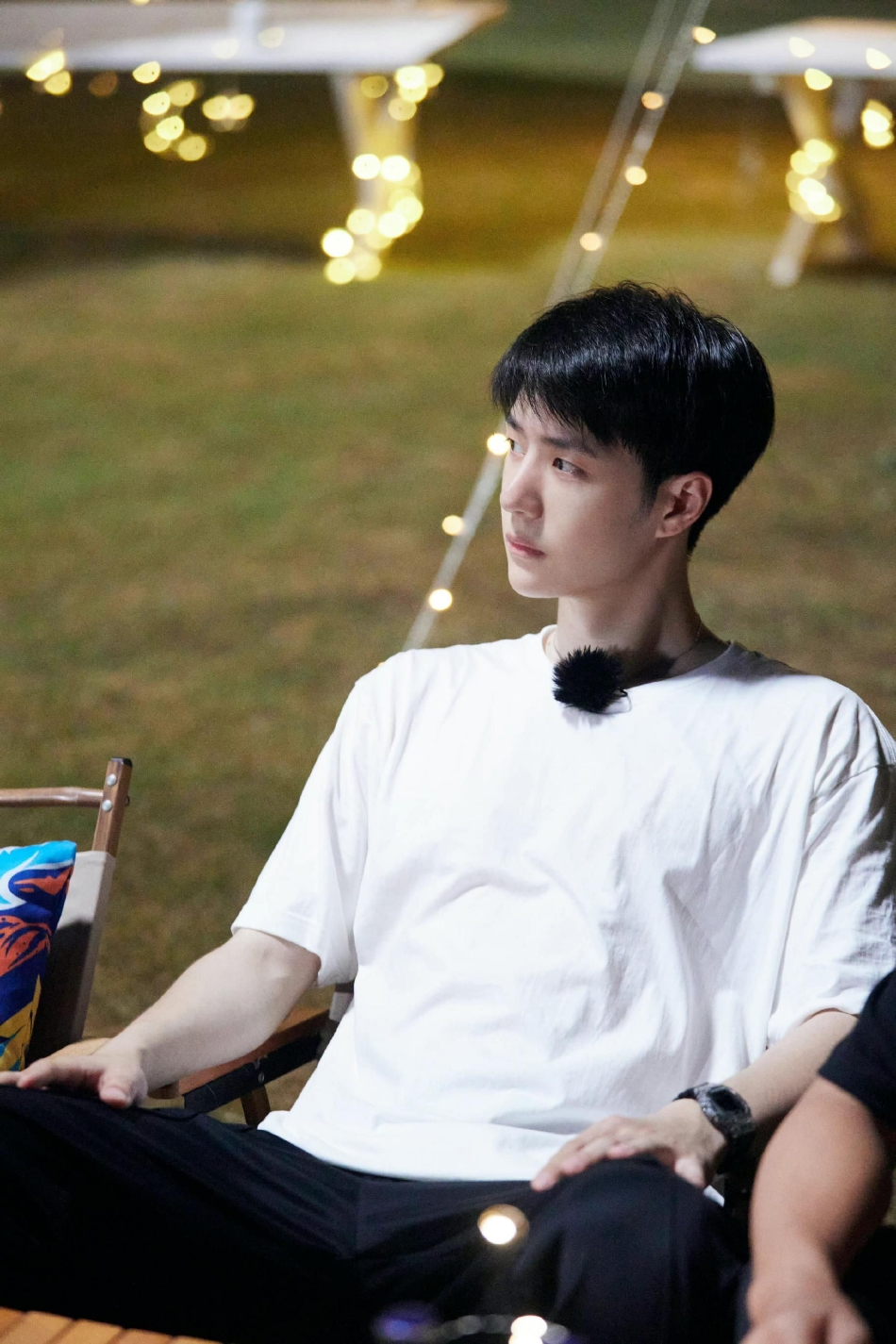 组图:王一博户外露营九宫格花絮照 温柔顺毛少年感十足