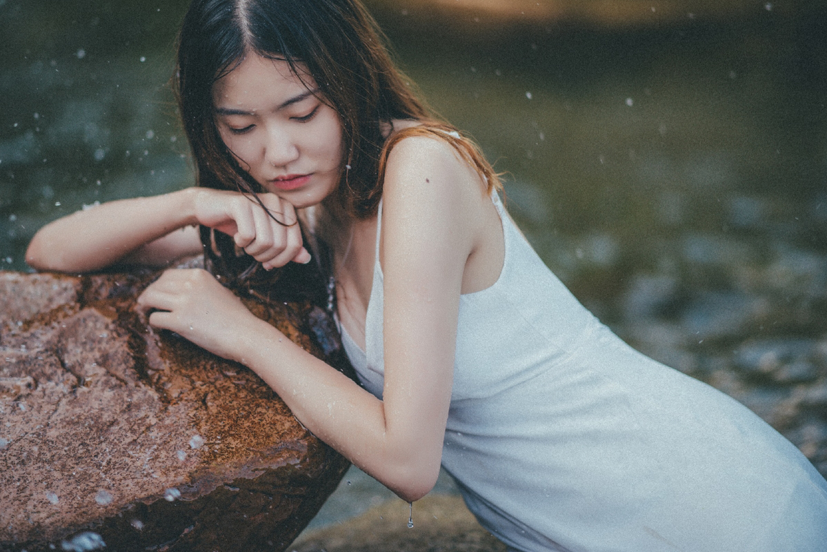 女孩摄影:在河水里玩耍