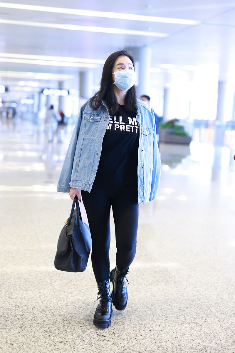 冉莹颖街拍:牛仔夹克铅笔裤皮靴 hermes铂金包休闲帅气