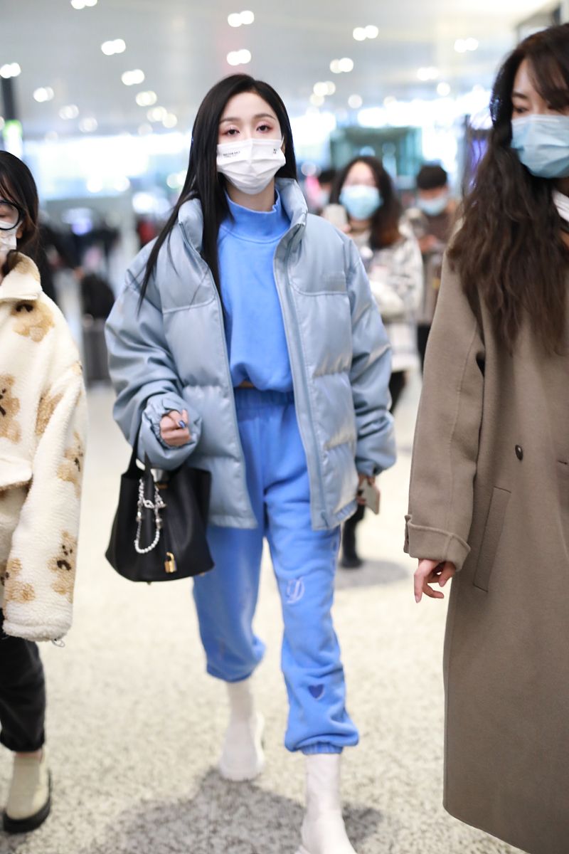 吴宣仪街拍:do not tag浅蓝色棉服内搭卫衣套装 hermes菜篮子元气满满