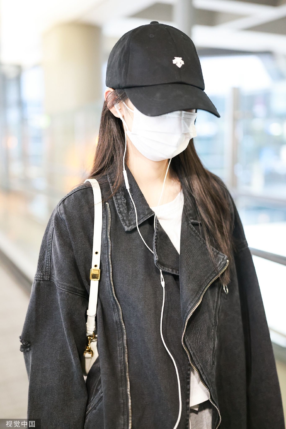 组图:周也黑色鸭舌帽现身虹桥机场 着黑色夹克内搭白衬显帅气