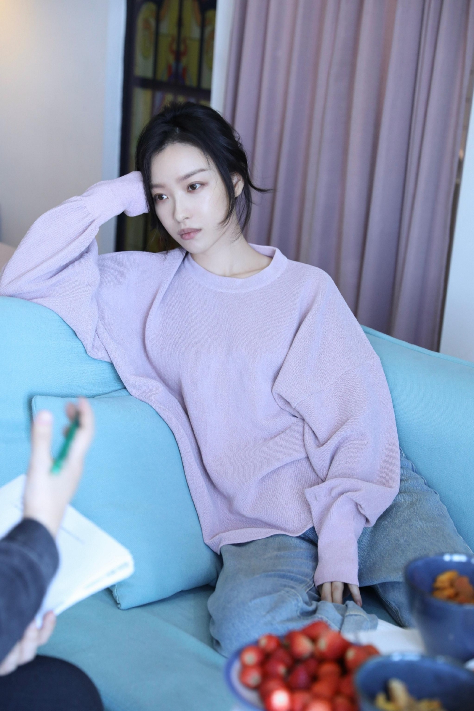 组图:倪妮随性家居照释出 穿香芋紫上衣发丝轻挽好温柔