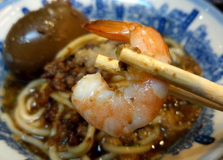 台湾街头小吃担仔面,面条不多配菜倒是不少,鲜甜咸香味道丰富