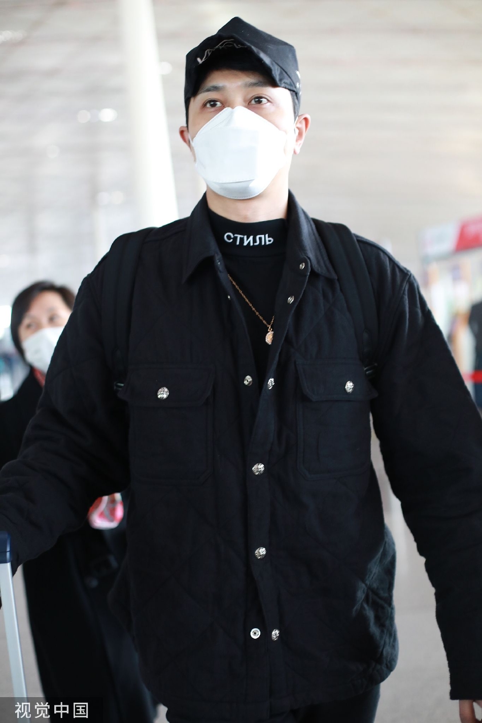 组图:彭冠英黑色look现身机场 宽肩长腿走路带风十分吸睛