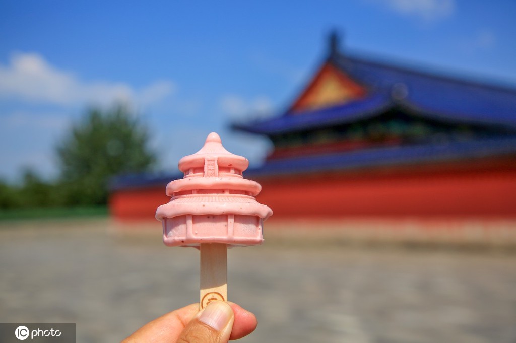 北京:游客打卡天坛网红文创商品祈年殿祈福冰淇淋