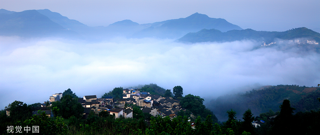 安徽黄山:云雾缭绕的歙县坡山村