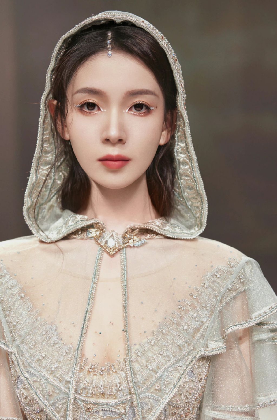 组图:陈瑶复古长纱裙梦回岳绮罗 眼妆精致戴头纱好似精灵