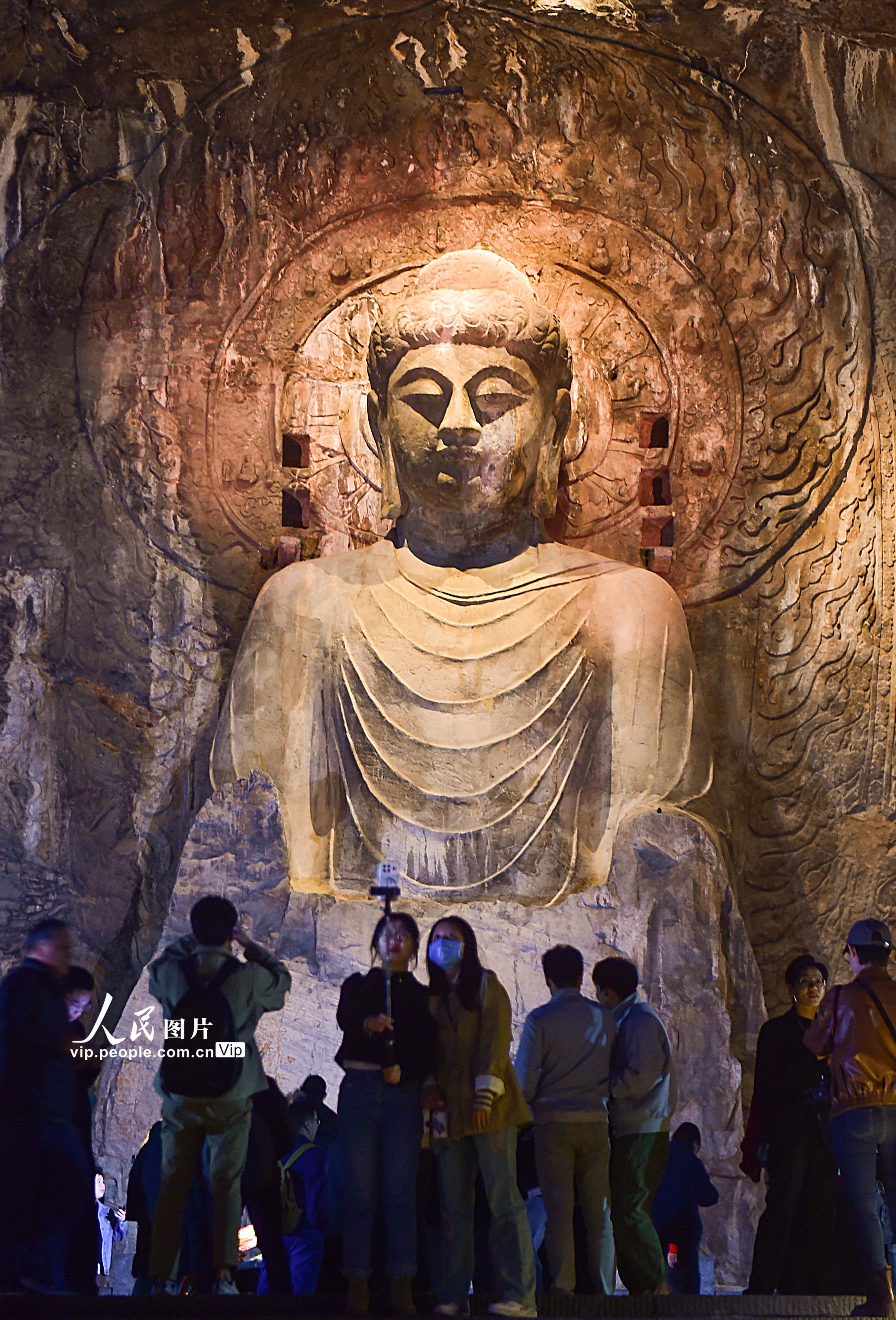 河南洛阳龙门石窟重启"夜游"