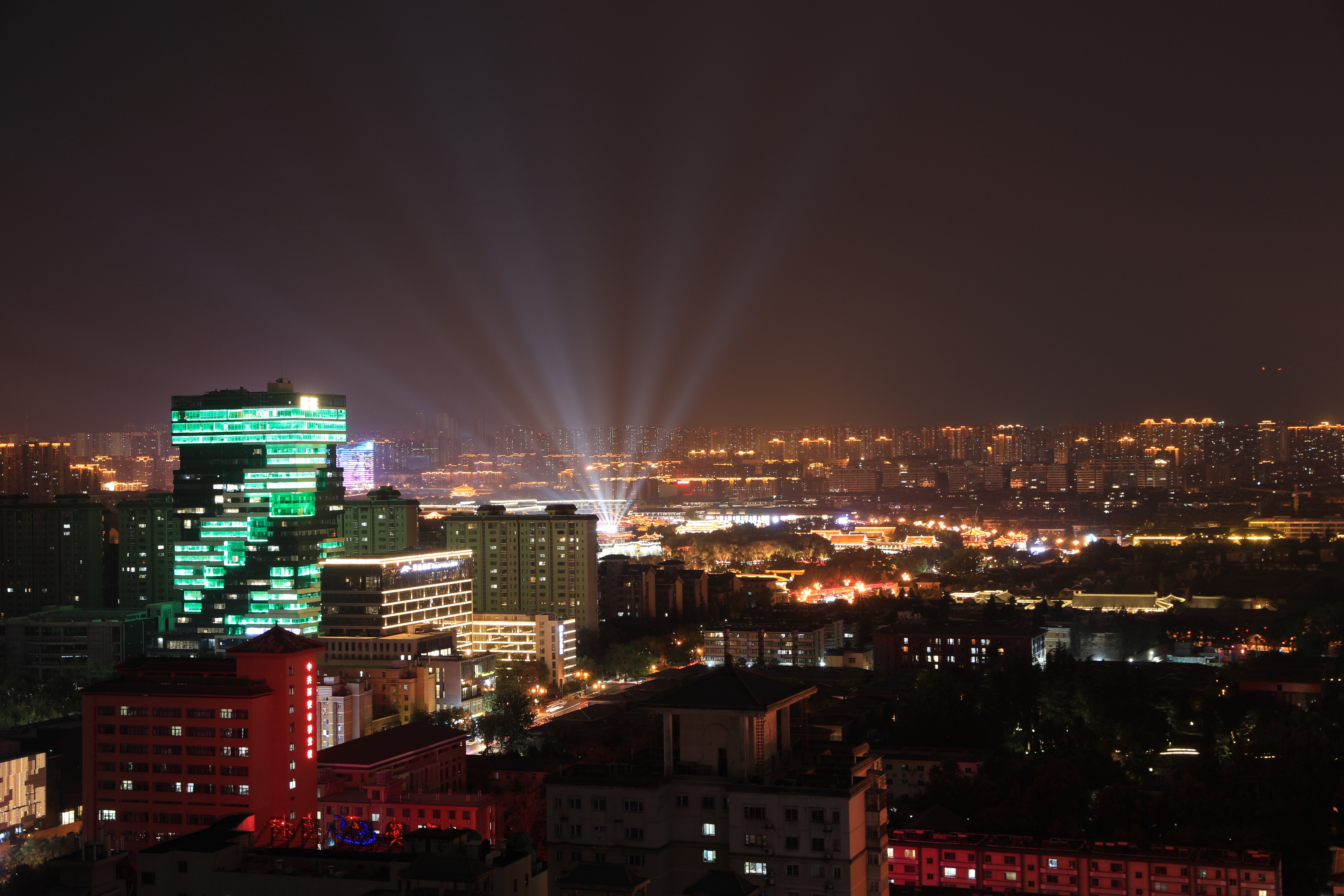 陕西西安:华灯初上夜景璀璨 俯瞰古城美不胜收