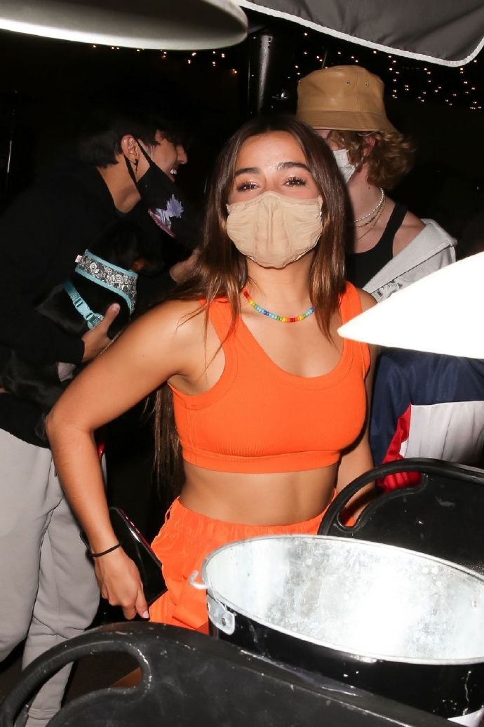 网红addison rae在西好莱坞街拍