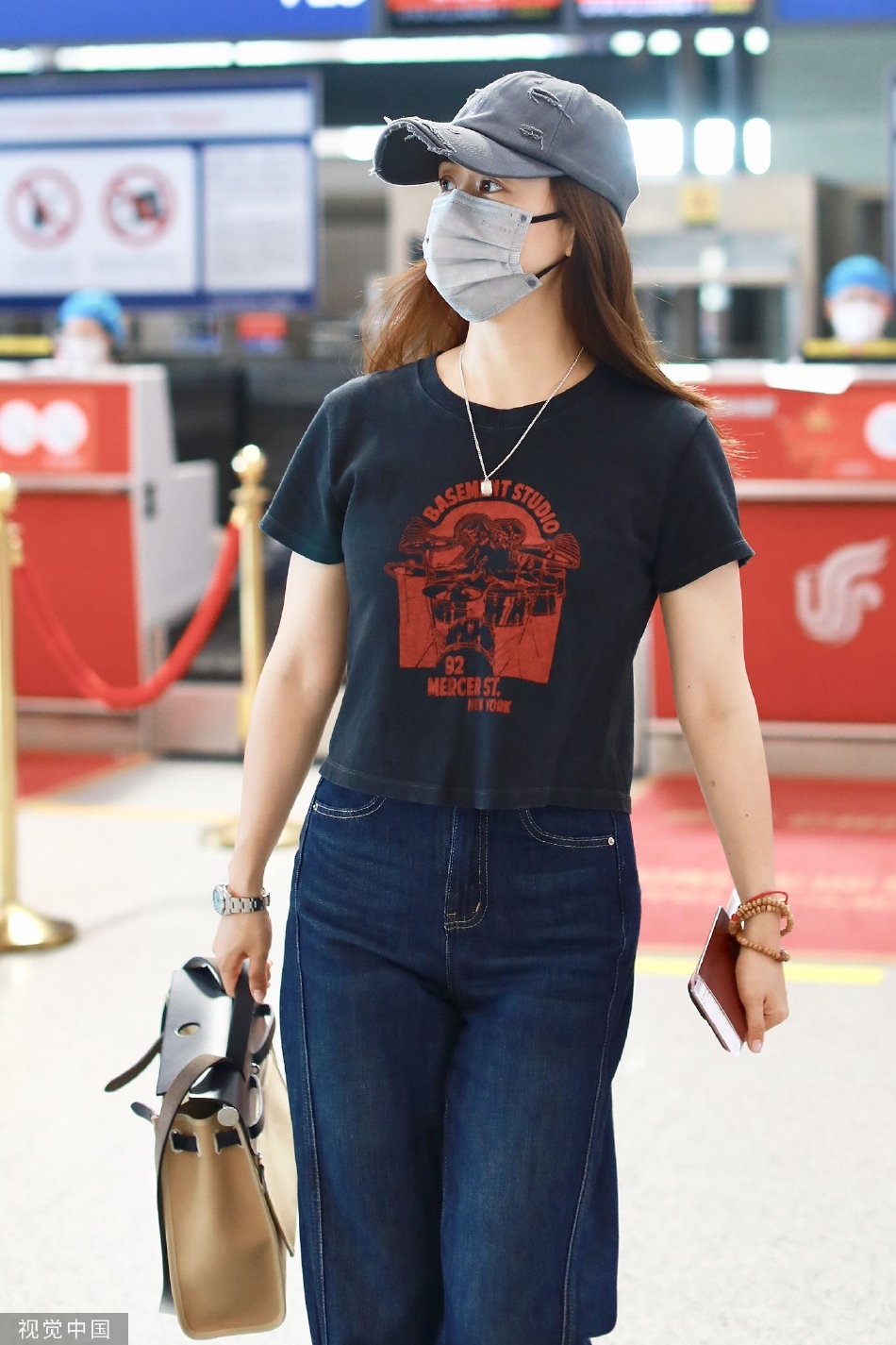 组图:刘芸戴棒球帽机场出发 穿黑t搭牛仔裤随性休闲