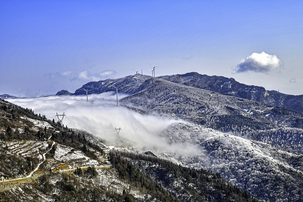 湖北五峰独岭现云海冰挂景观