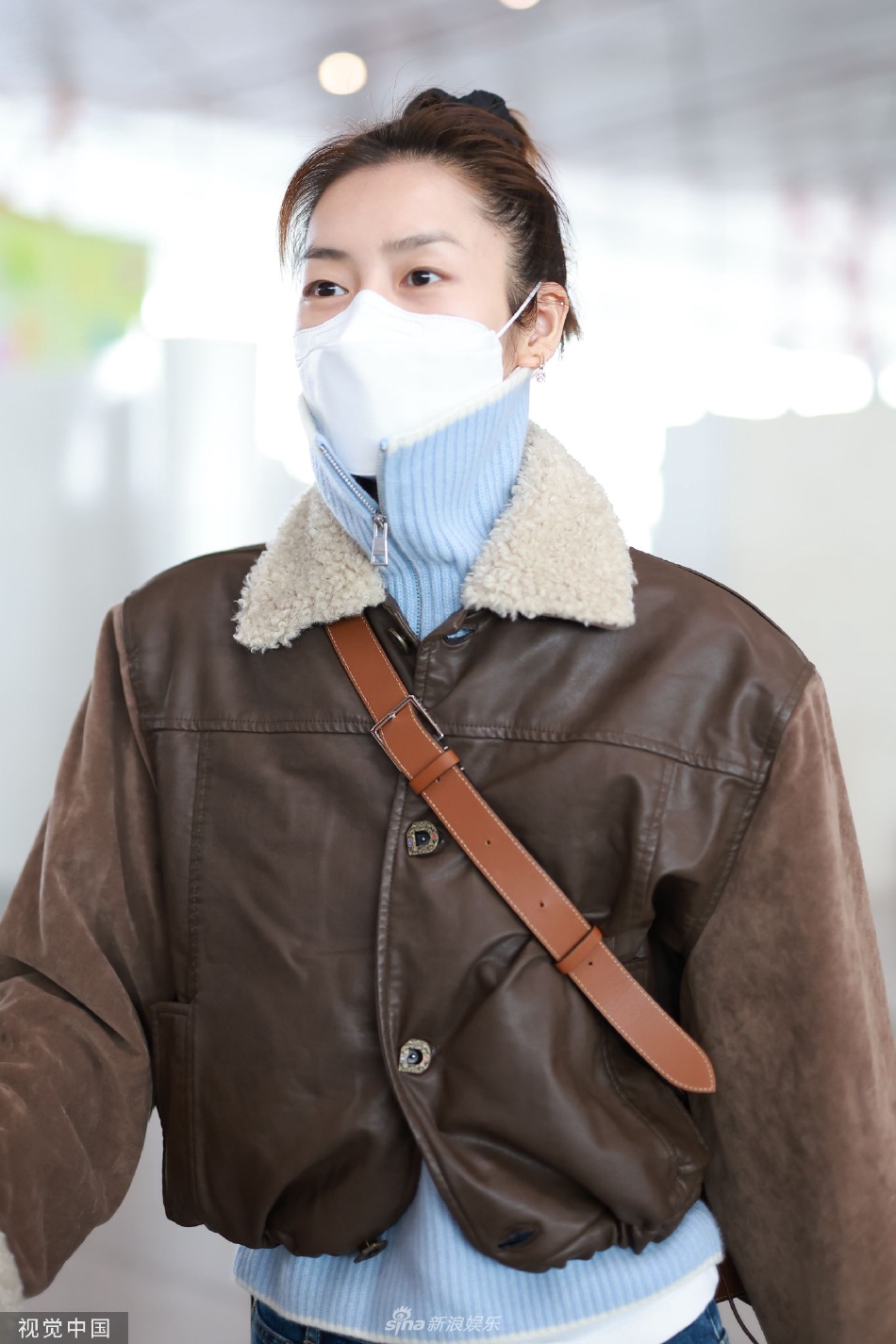 组图:刘雯穿牛仔阔腿裤秀长腿 搭配皮质棉衣保暖到位