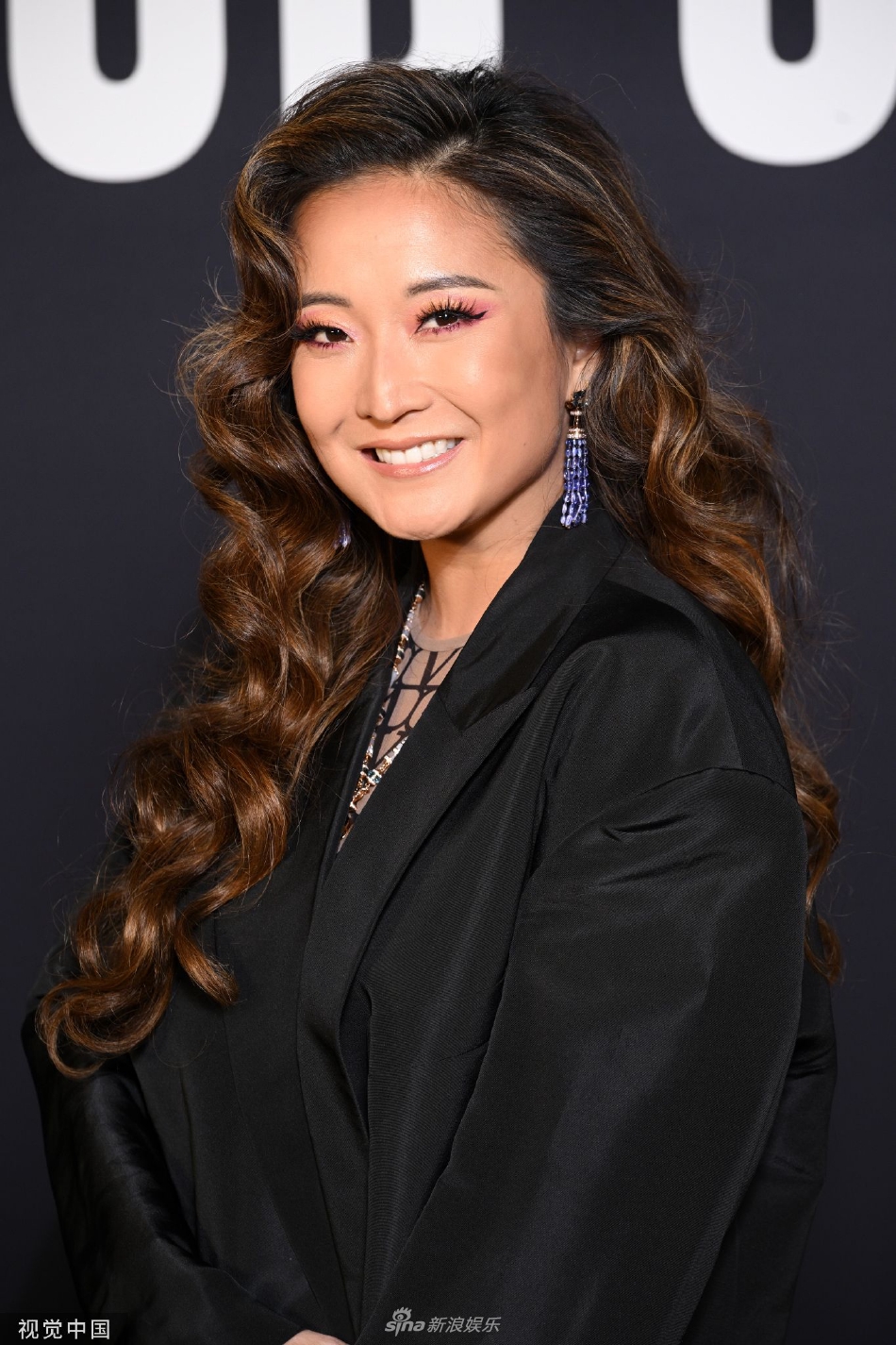 组图:演员艾什莉-朴出席时装秀 黑西装配渔网袜干练性感