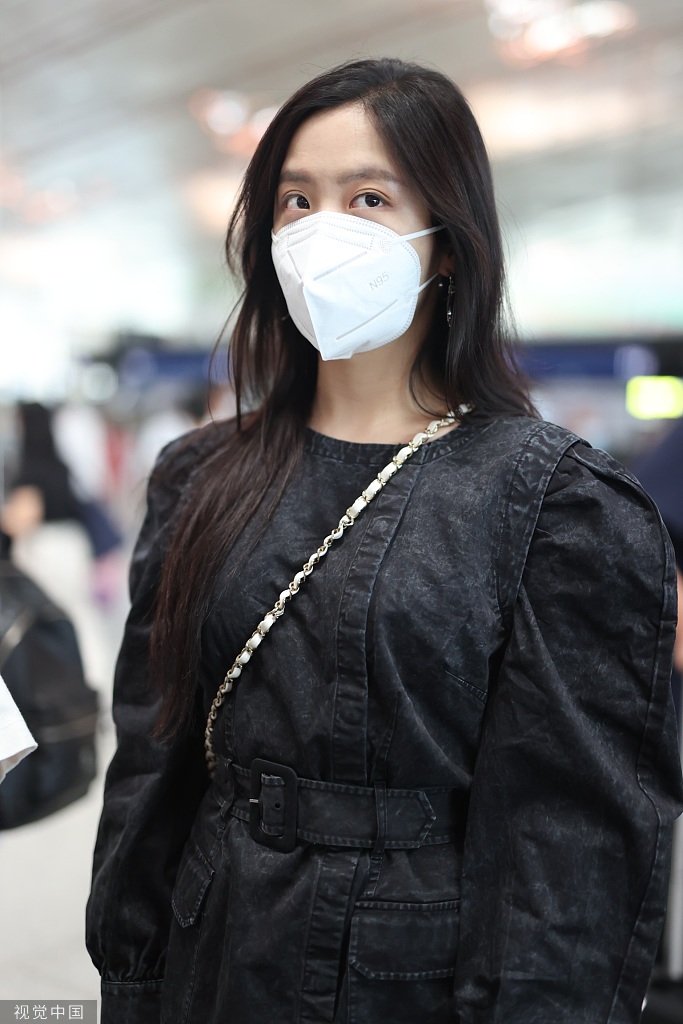 组图:王艺瑾素颜皮肤白皙颜值吸睛 穿泡泡袖牛仔裙变酷girl