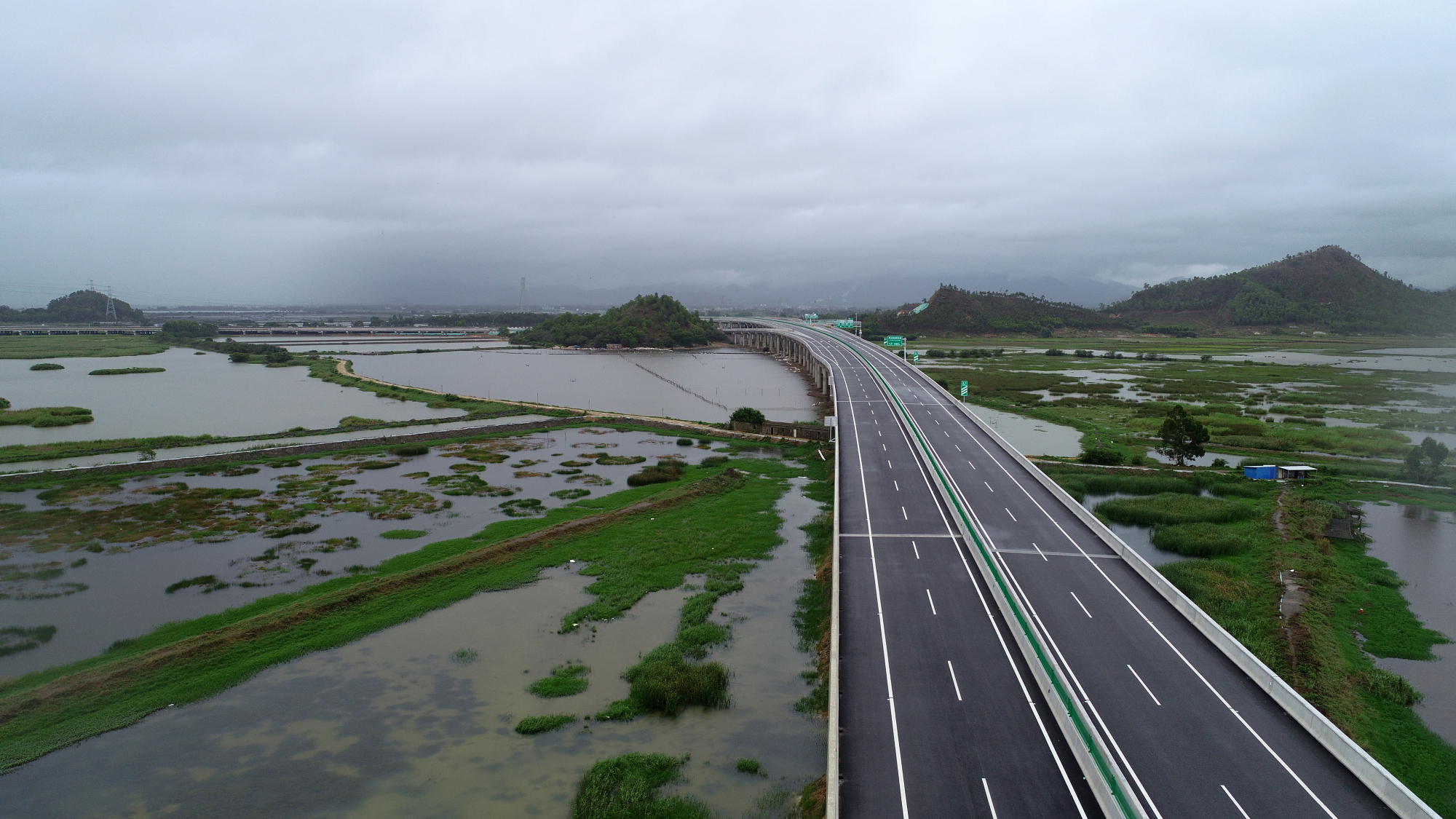 6月18日,广东兴汕高速公路一期正式通车