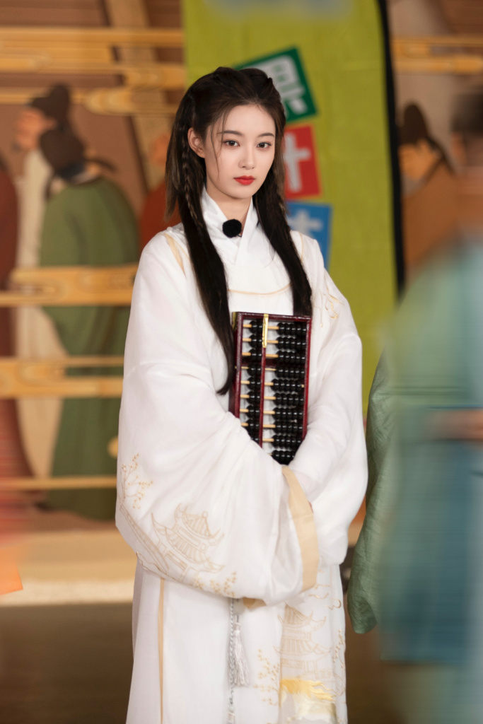 徐艺洋《打卡吧吃货团》花絮照曝光 变古装女神"穿越"神都洛阳