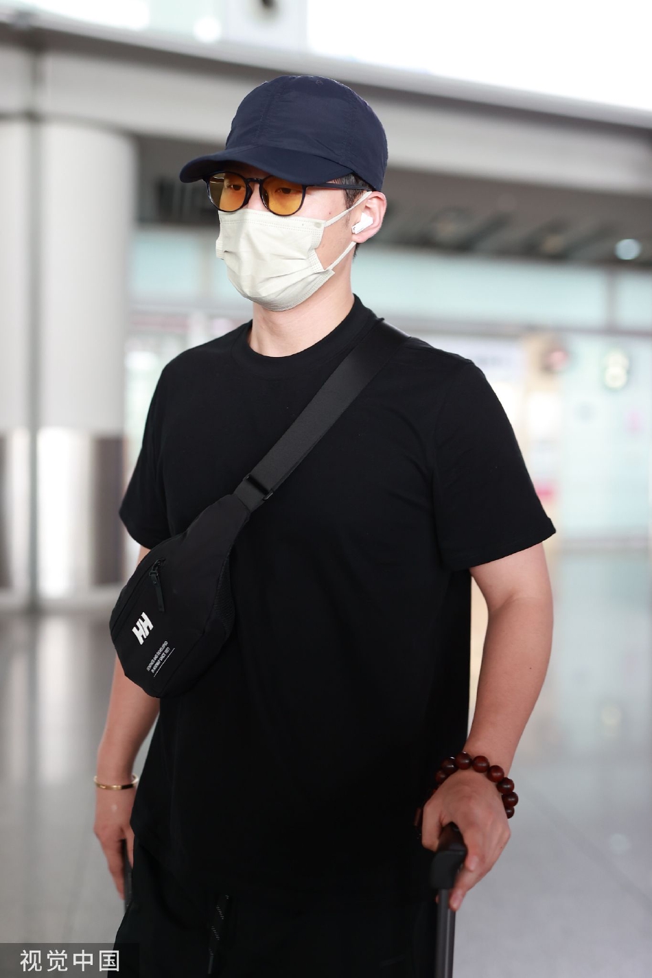 组图:窦骁穿一身黑装低调现身机场 戴帽子墨镜遮面休闲帅气