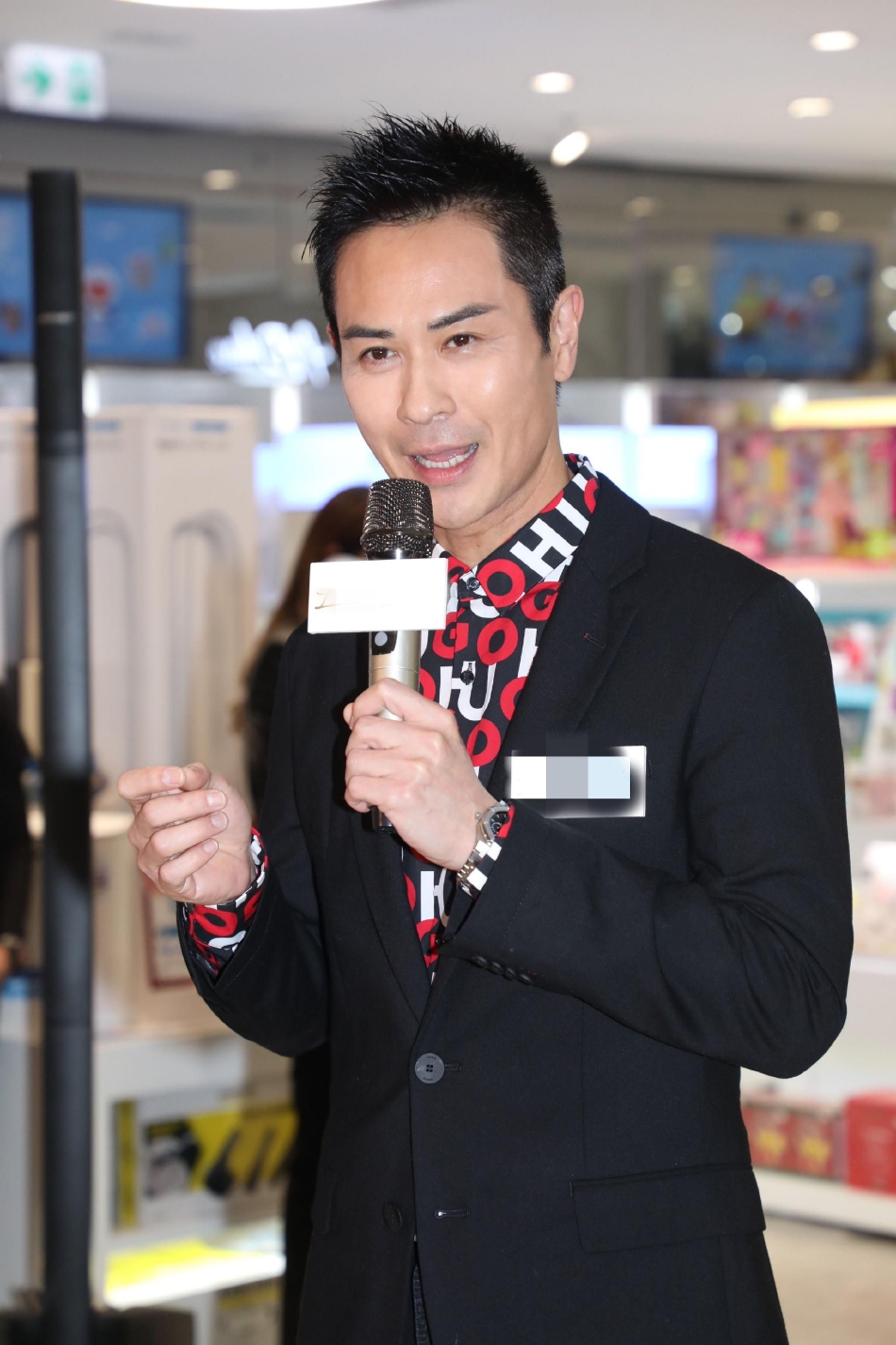 组图:郑嘉颖现身活动现场帅气十足 穿着黑色西装发言状态好