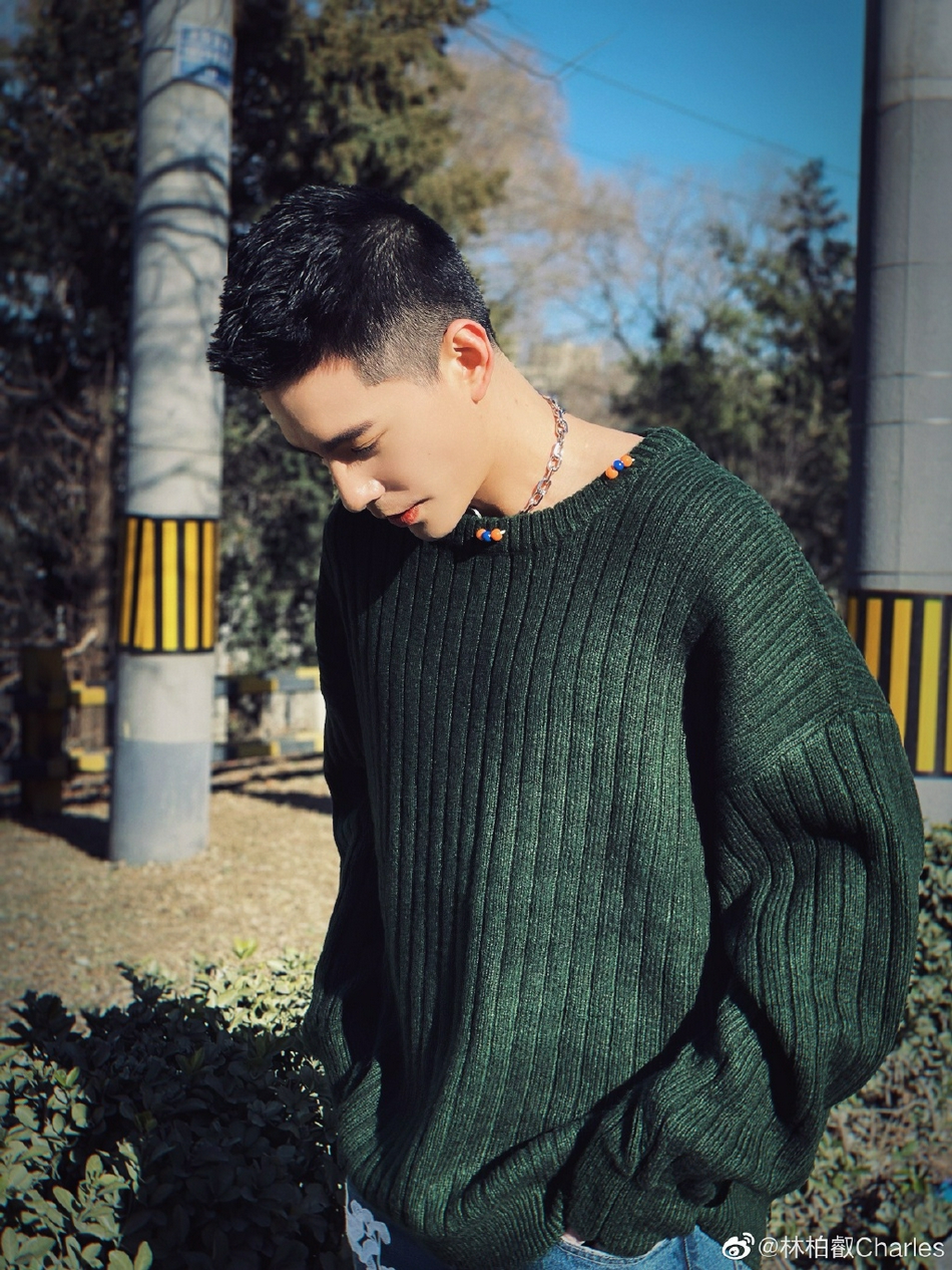 组图:林柏叡冬日街头潮拍 糖果衣领刺绣牛仔搭配温暖清新