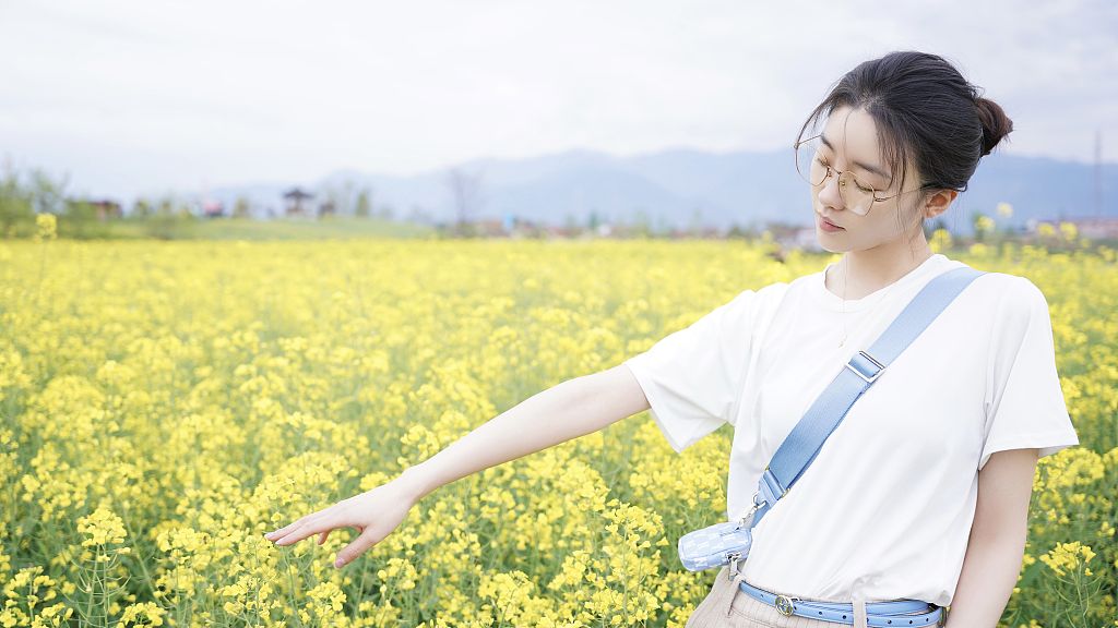 张月户外清新写真曝光 穿简约白t少女感十足