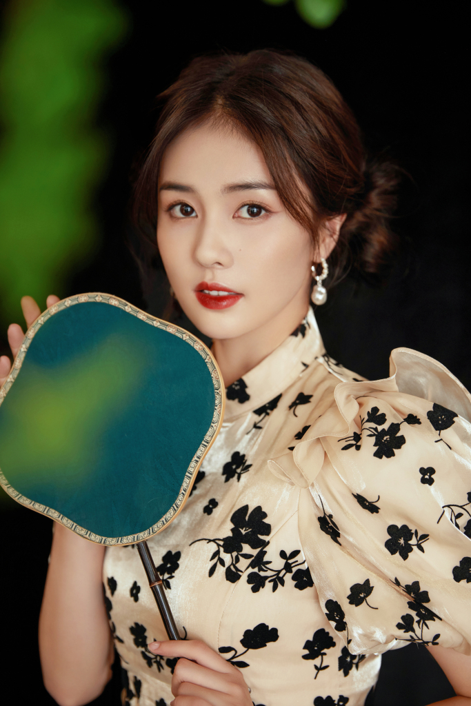 白鹿国产美妆品牌宣传写真 双丸子头 印花旗袍尽显国风之美