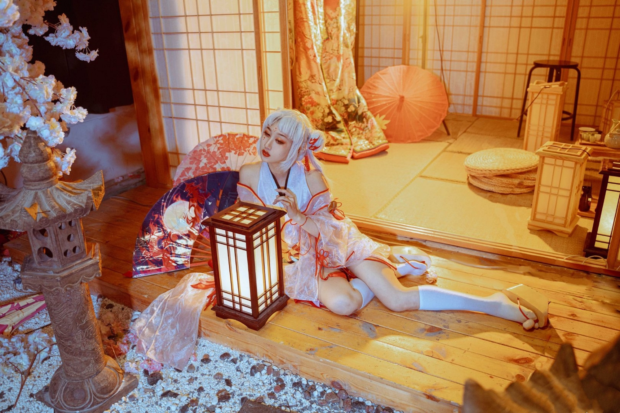 绝美不知火cos,面若桃花娇嗔侧卧,不要有了紧那罗忘了阿离哦