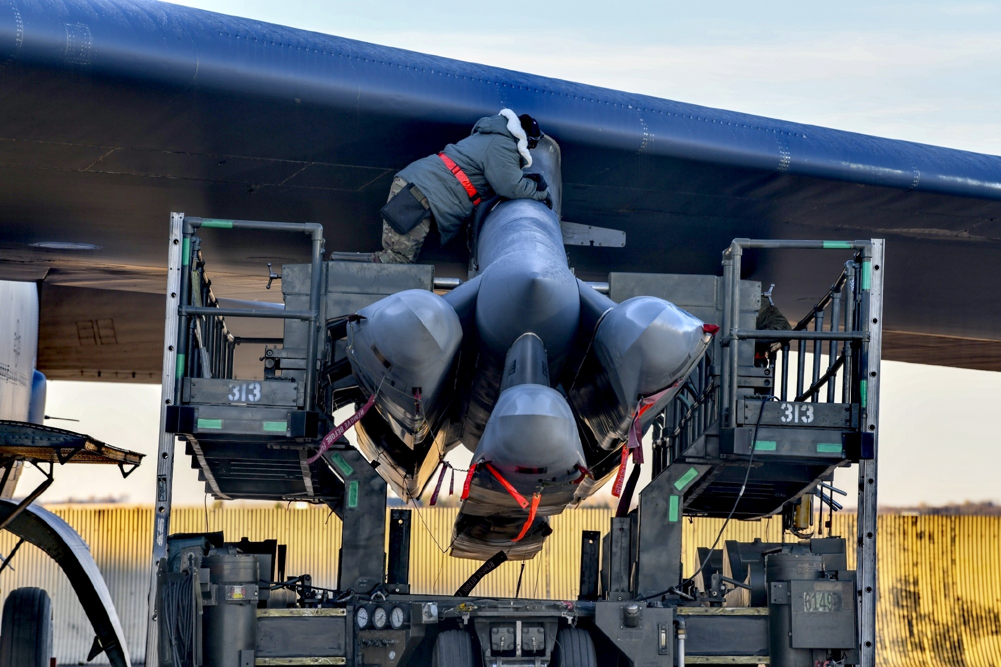 b-52同温层堡垒战略轰炸机挂载agm-86巡航导弹图集