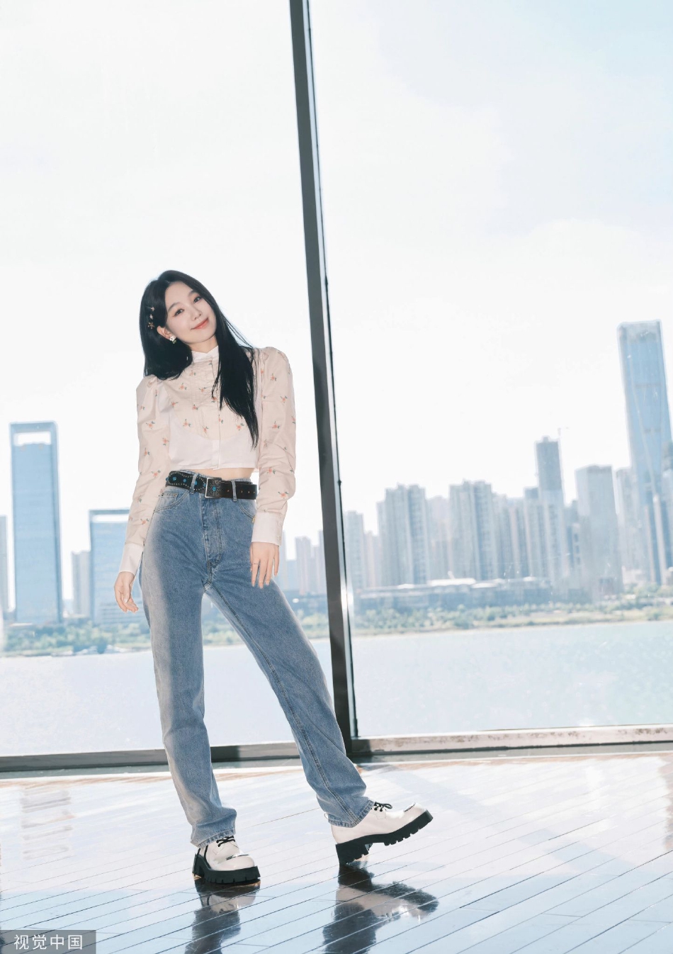 组图:徐梦洁《你好星期六》造型写真 碎花衬衫牛仔裤优雅俏皮