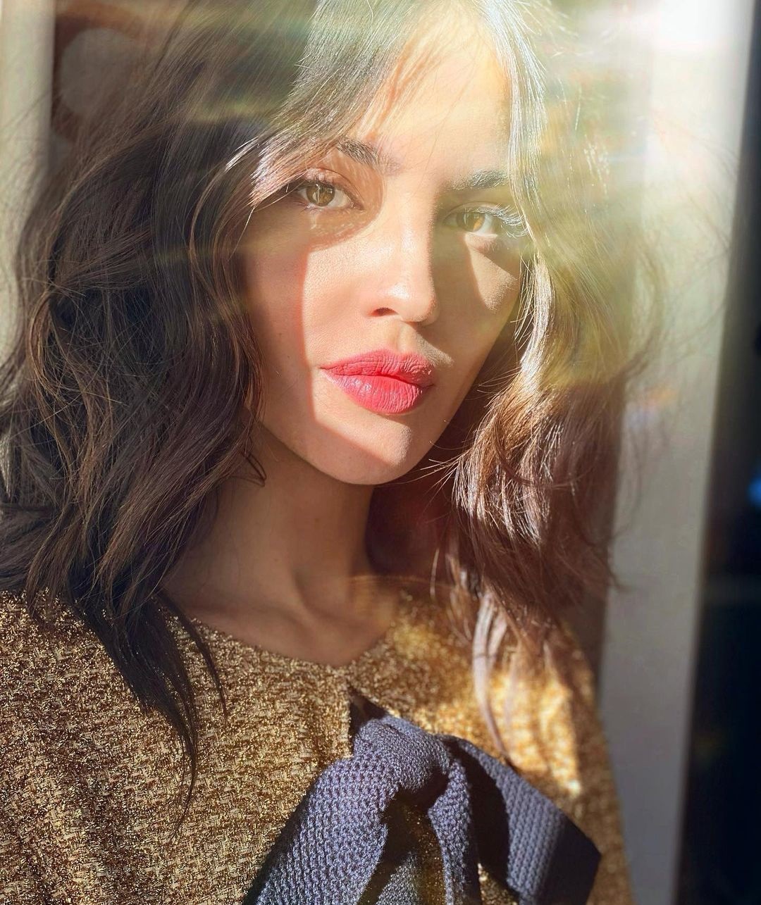 艾莎·冈萨雷斯穿金色服饰太有高贵迷人气质,展现精致丽人范