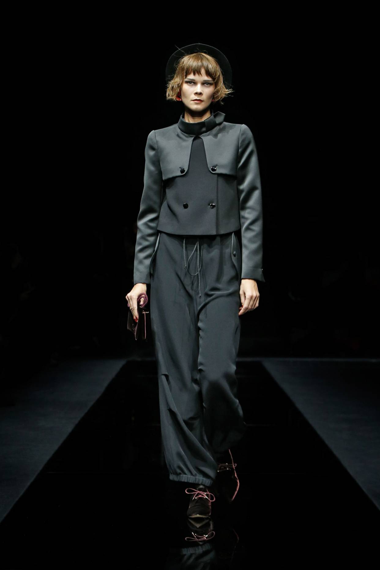 giorgio armani女性的服饰巧妙撷取了部分男装元素