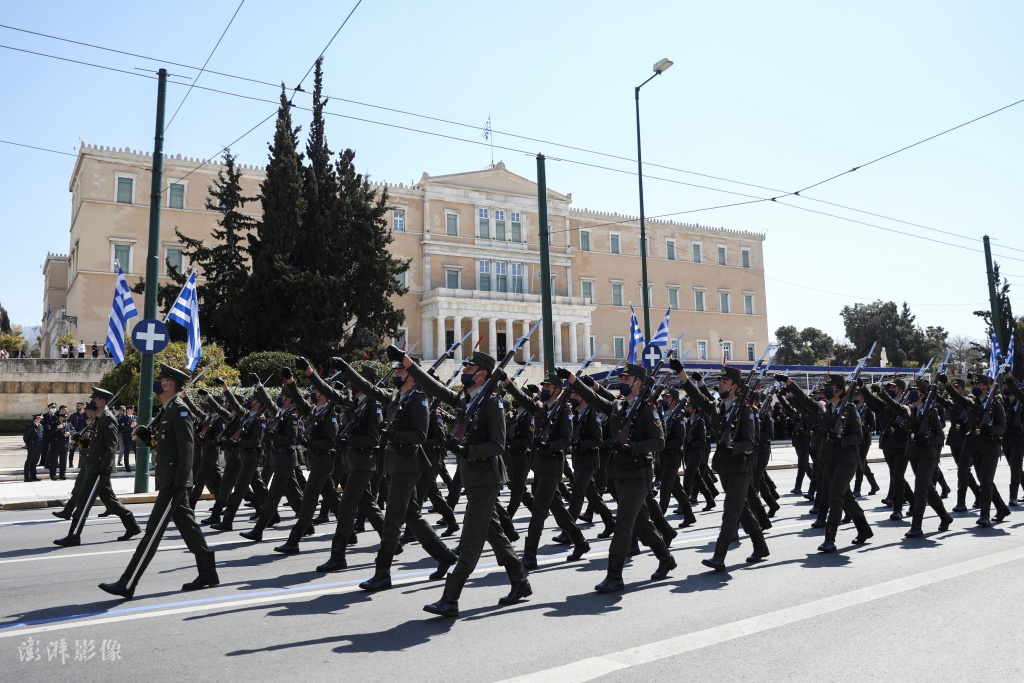希腊举行国庆日阅兵