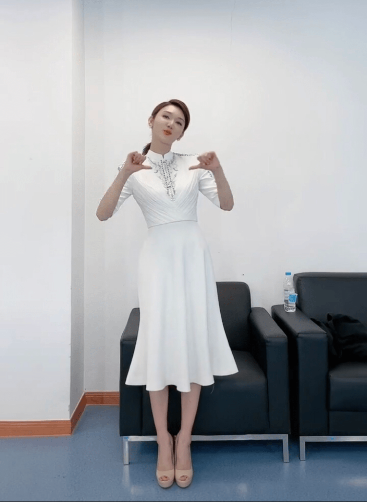 央视主持人龙洋穿白裙跳舞秀精致小蛮腰